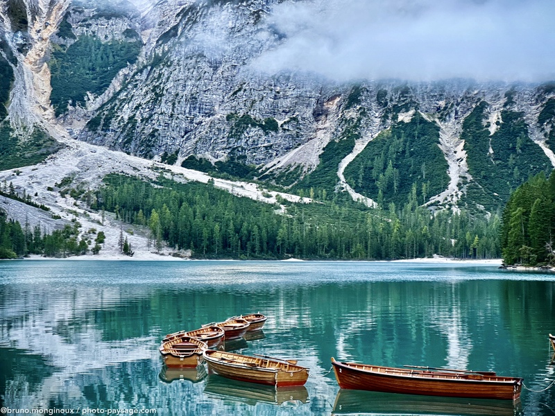 Les barques du lac de Braies
Une des vues les plus célèbres de ce magnifique lac de montagne. 
Lago di Braies / Pragser Wildsee, Dolomites, Italie
Mots-clés: Categorielac italie_autre categ_ete bateau les_plus_belles_images_de_nature reflet