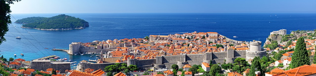 Dubrovnik, Croatie : vue panoramique
Vue panoramique de Dubrovnik, son port, ses remparts, et la mer Adriatique en arrière plan.
Mots-clés: remparts adriatique photo_panoramique les_plus_belles_images_de_ville