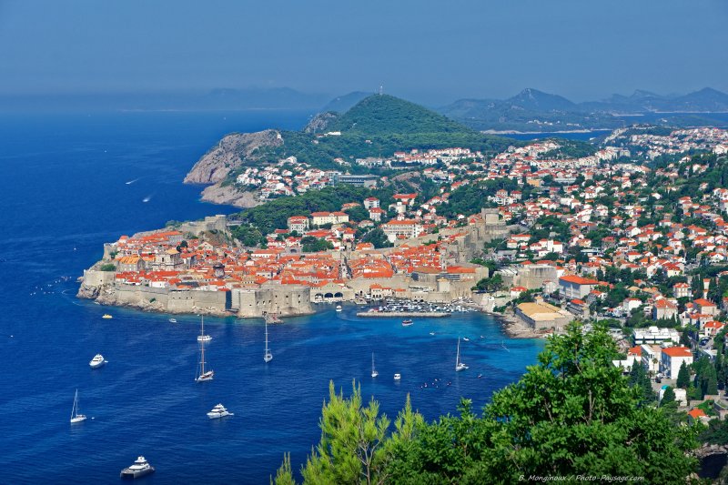 Dubrovnik, Croatie
Une vue sur Dubrovnik, ses remparts, et son port.
Mots-clés: remparts adriatique bateau