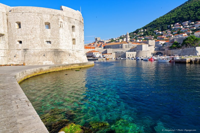 L'entrée du port de Dubrovnik, Croatie
Les eaux limpides du port de Dubrovnik photographiées au pied des énormes remparts de cette ville fortifiée.
Mots-clés: remparts adriatique