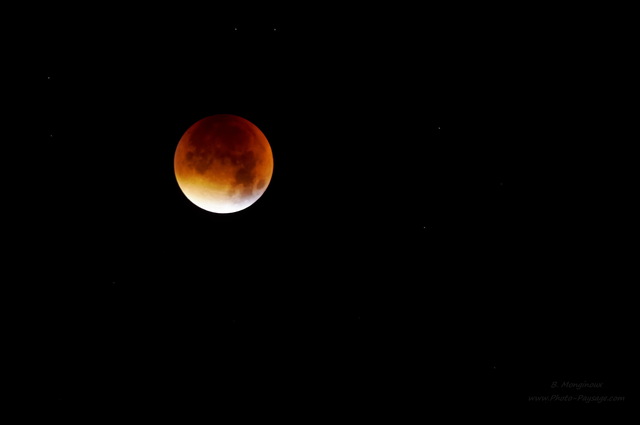 Eclipse lunaire totale du 28 septembre 2015
Cette éclipse lunaire était exceptionnelle, du fait qu'elle coà¯ncidait avec le périgée de l'orbite lunaire, la partie de son orbite la plus proche de la terre (357.000 km de distance, contre 405.000 km lorsqu'elle est à  son apogée). Ainsi cette belle lune dorée paraissait également plus grosse dans le ciel, en raison de sa proximité.
Mots-clés: lune eclipse les_plus_belles_images_de_nature regle_des_tiers