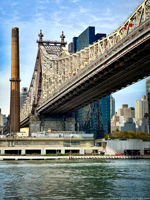 Ed Koch Queensboro Bridge et Manhattan 
Relie l’île de Manhattan (depuis la 59eme rue) au quartier du Queens. Photo prise depuis Roosevelt Island (qu’il ne dessert pas). 
New-York,USA
Mots-clés: les_plus_belles_images_de_ville Pont cadrage_vertical