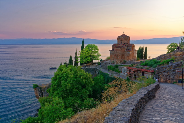 à‰glise Saint-Jean de Kaneo, Ohrid, Macédoine
Chemin pavé surplombant le lac d'Ohrid en Macédoine, et menant à  l'église orthodoxe Saint-Jean de Kaneo.
Mots-clés: chemin categorielac eglise crepuscule bateau categ_ete regle_des_tiers