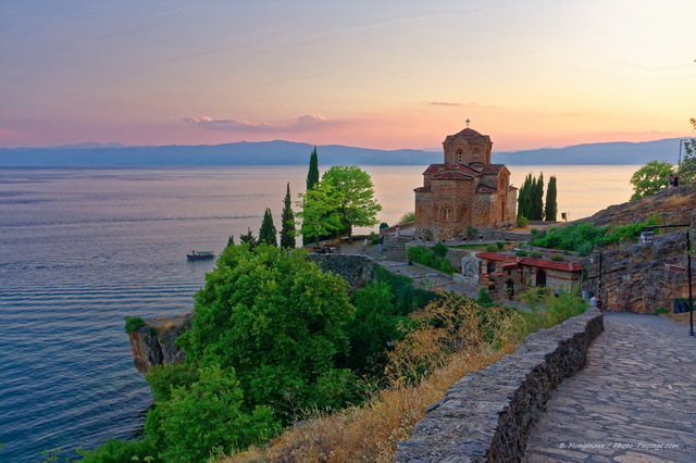 Église Saint-Jean de Kaneo, Ohrid, Macédoine
Chemin pavé surplombant le lac d'Ohrid en Macédoine, et menant à l'église orthodoxe Saint-Jean de Kaneo.
Mots-clés: chemin categorielac eglise crepuscule bateau categ_ete regle_des_tiers