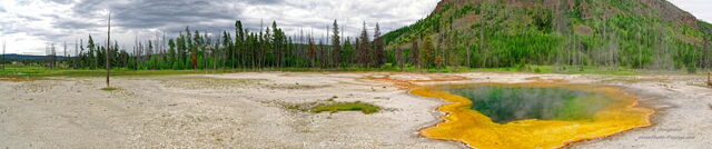 Emerald pool 
 Black sand basin, parc national de Yellowstone, Wyoming, USA
Mots-clés: yellowstone wyoming usa source_thermale photo_panoramique foret_usa