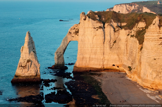 Les falaises d'Etretat éclairées par la lumière chaleureuse du soleil couchant
Etretat, Haute Normandie
Mots-clés: etretat normandie nature falaise mer manche plage arche_naturelle les_plus_belles_images_de_nature