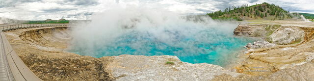 Excelsior Geyser 
Cet immense cratère, au fond duquel se trouve un lac d'eau turquoise bouillonnante, est la conséquence d'une violente éruption du geyser Excelsior en 1880 (le geyser a alors dépassé 90 m de haut). Les éruption de ce geyser ont cessé en 1890, pour reprendre un siècle plus tard, le 14 septembre 1985, pendant 47 heures. Personne ne sait quand surviendra sa prochaine éruption...

Midway Geyser Basin, parc national de Yellowstone, Wyoming, USA
Mots-clés: yellowstone wyoming usa categorielac source_thermale photo_panoramique