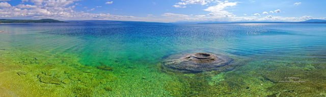 Le geyser de Fishing Cone dans le lac de Yellowstone   
West Thumb geyser basin, Parc national de Yellowstone, Wyoming, USA
Mots-clés: yellowstone wyoming usa photo_panoramique categorielac geyser source_thermale