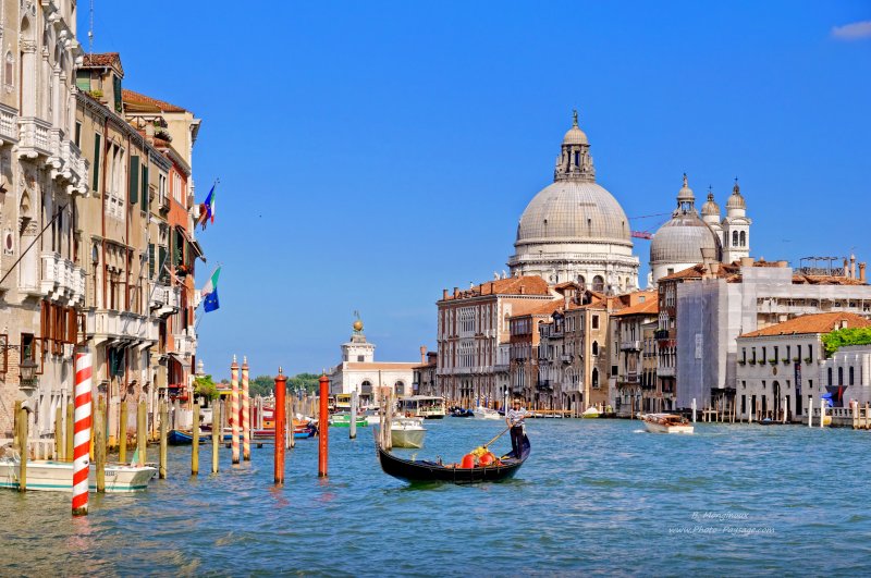 Gondoles sur le grand canal de Venise - en arrière plan le dôme de la Basilique Santa Maria della Salute
Venise, Italie
Mots-clés: italie gondole venise canal cite_des_doges unesco_patrimoine_mondial bateau