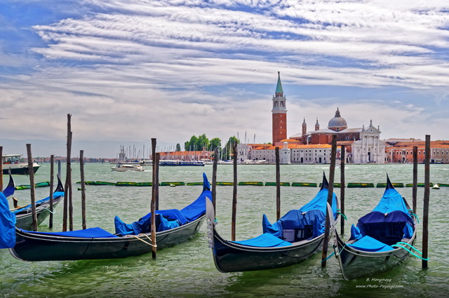 Des gondoles en face de l'à®le San Giorgio Maggiore 
Venise, Italie
Mots-clés: italie venise gondole canal cite_des_doges unesco_patrimoine_mondial bateau