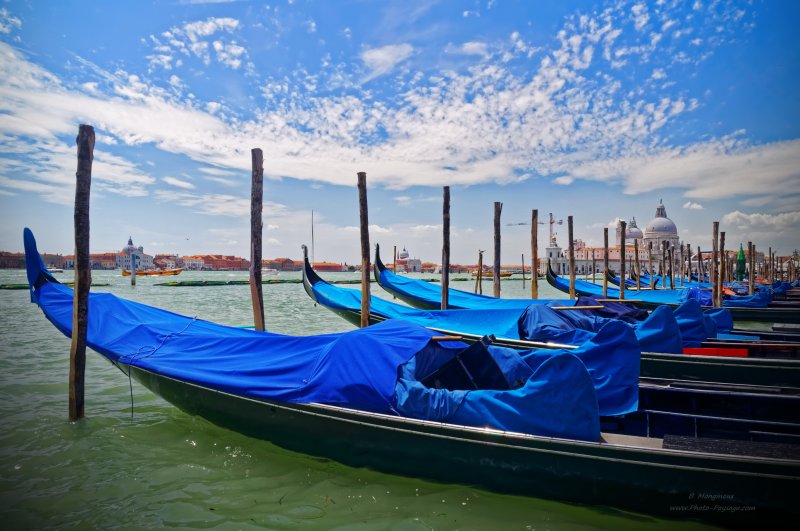 Gondoles alignées sur le grand canal de Venise
Venise, Italie
Mots-clés: italie venise gondole canal cite_des_doges unesco_patrimoine_mondial bateau