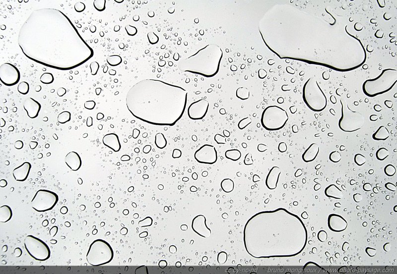 Gouttes de pluie s-03
Des gouttes de pluie photographiées sous une vitre lors d'une grosse averse.
Mots-clés: pluie goutte vitre transparence