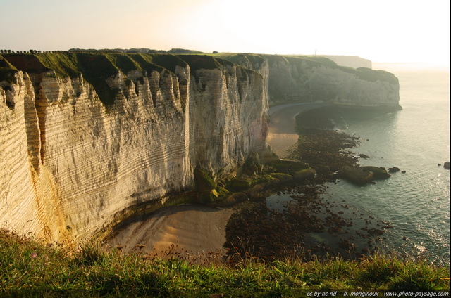 Halo de lumière sur des falaises d'Etretat recouvertes par une légère brume
Photo prise depuis la falaise de la Manneporte. En arrière plan, la pointe de la Courtine. 
Etretat, Normandie
Mots-clés: etretat normandie littoral mer falaise