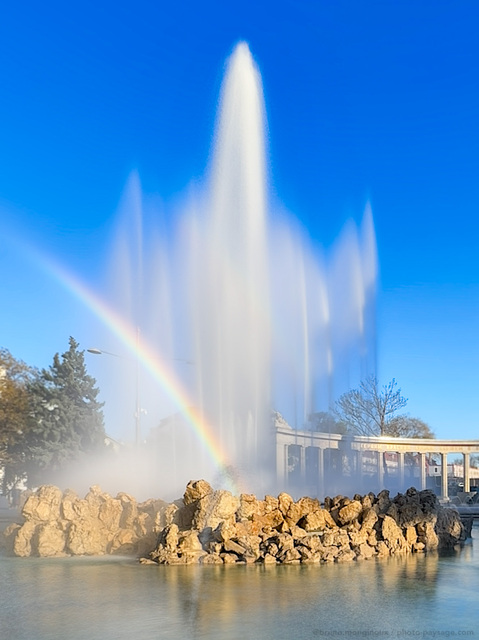 La fontaine au grand jet d’eau (Hochstrahlbrunnen) et son arc-en-ciel
Vienne, Autriche 
Mots-clés: Fontaine arc-en-ciel les_plus_belles_images_de_ville cadrage_vertical