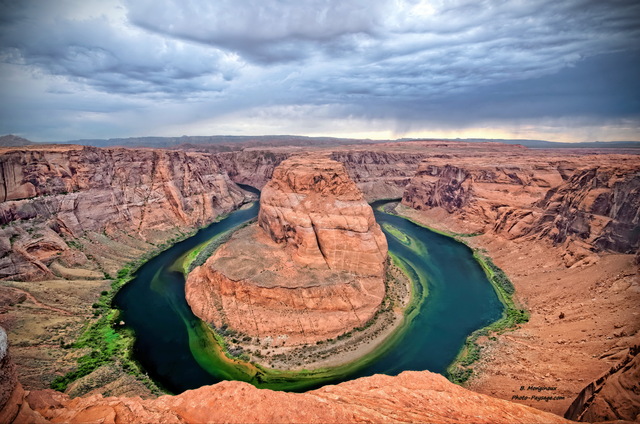 Horseshoe Bend et le fleuve Colorado
Le Horseshoe Bend (qui peut se traduire par la "Courbe du fer à  cheval"), est situé dans l'Etat de l'Arizona (USA),  à  quelques kilomètres en aval de la ville de Page, du barrage de Glen Canyon et du lac Powell.  Horseshoe Bend est également en amont du célèbre Grand Canyon sur le cours du Colorado. Le point de vue d'oà¹ cette photographie a été prise est tout simplement vertigineux : il se situe 300 m à  la verticale au-dessus du fleuve Colorado !
Mots-clés: arizona usa fleuve fleuve_colorado categ_ete page_az canyon desert les_plus_belles_images_de_nature Horseshoe_Bend