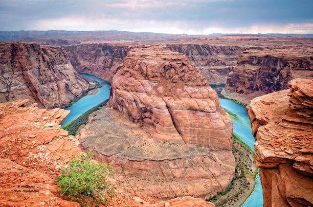Horseshoe Bend vu depuis un rocher en surplomb au dessus du vide
Un panorama vertigineux en bord de falaise, plus de 300 mètres à  la verticale au-dessus du fleuve Colorado ! 
Page, Arizona, USA
Mots-clés: arizona usa fleuve fleuve_colorado categ_ete page_az canyon desert les_plus_belles_images_de_nature Horseshoe_Bend