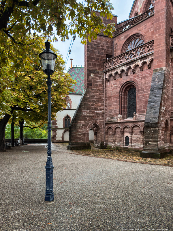 Balalade dans les rues de Bâle, autour de la cathédrale
Bâle (Basel), Suisse
Mots-clés: cadrage_vertical lampadaire