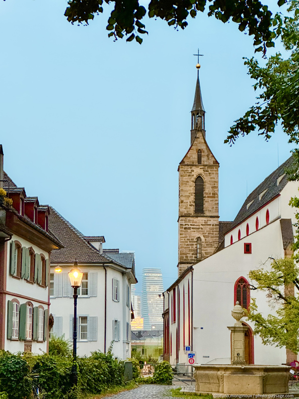 Fontaine et clocher vus depuis la Petersplatz
Bâle (Basel), Suisse
Mots-clés: lampadaire eglise cadrage_vertical fontaine eglise