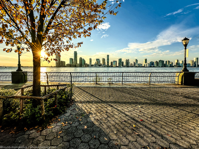 Coucher de soleil sur le fleuve Hudson
Rockfeller park, sud de Manhattan, New-york
Mots-clés: coucher_de_soleil contre-jour les_plus_belles_images_de_ville automne