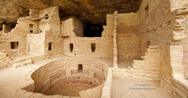 Une Kiva dans un village troglodyte
(chambre cérémonielle)
Parc national de Mesa Verde, Colorado, USA
Mots-clés: colorado usa monument photo_panoramique