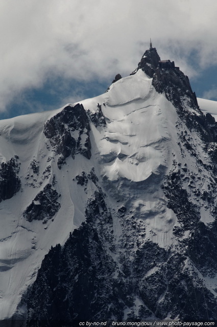 L\'Aiguille du Midi
Massif du Mont-Blanc, Haute-Savoie (France)
Mots-clés: montagne alpes nature haute_savoie chamonix neige glacier categ_ete cadrage_vertical