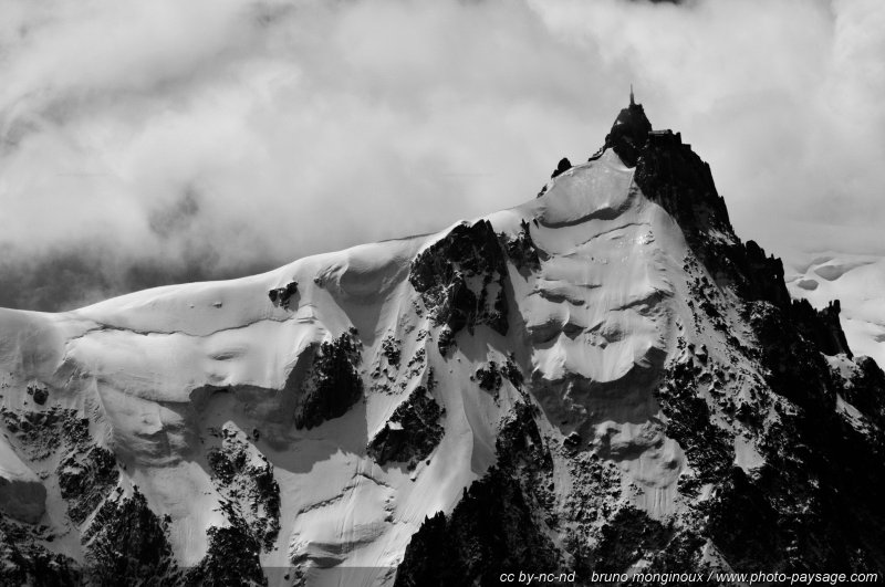 L'Aiguille du Midi vue depuis la Flégère
Massif du Mont-Blanc, Haute-Savoie (France)
Mots-clés: les_plus_belles_images_de_nature regle_des_tiers montagne alpes nature haute_savoie chamonix neige glacier noir-et-blanc noir_et_blanc categ_ete