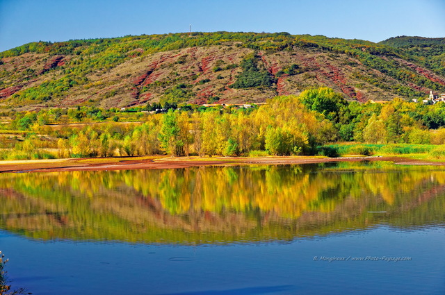 La montagne se reflète dans le lac
Lac du Salagou, Hérault 
Mots-clés: automne salagou ruffe herault languedoc-roussillon reflets