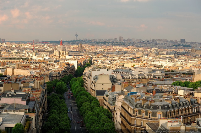 L'avenue de Friedland - en arrière plan l'église St Augustin
[Paris photographié depuis le toit de l'Arc de Triomphe]

Mots-clés: paris paysage_urbain madeleine