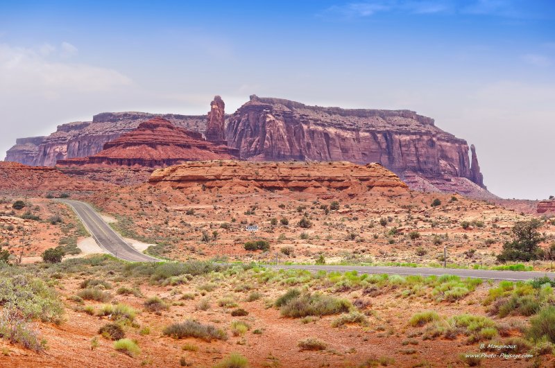 La Scenic Drive 163 qui traverse Monument Valley
En arrière plan : Setting Hen et Eagle Mesa
Monument Valley (Navajo Tribal Park, Utah & Arizona), USA
Mots-clés: usa utah categ_ete desert routes_ouest_amerique
