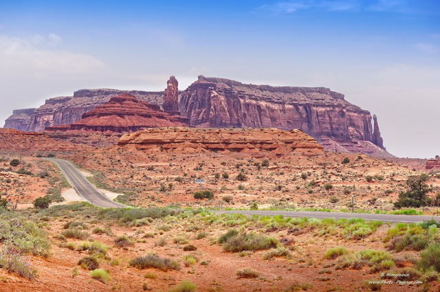 La Scenic Drive 163 qui traverse Monument Valley
En arrière plan : Setting Hen et Eagle Mesa
Monument Valley (Navajo Tribal Park, Utah & Arizona), USA
Mots-clés: usa utah categ_ete desert routes_ouest_amerique