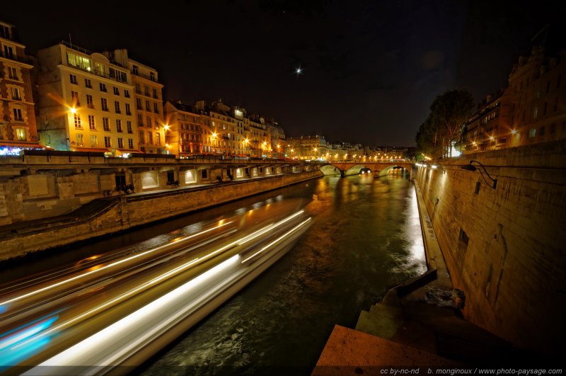 La Seine photographiée de nuit
Ile de la Cité
Paris, France
Mots-clés: paris paris_by_night la_seine trainees_lumineuses