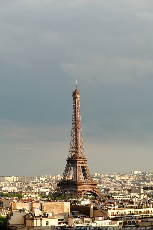 La Tour Eiffel et les toits de Paris
[Paris photographié depuis le toit de l'Arc de Triomphe]

Mots-clés: paris paysage_urbain tour_eiffel cadrage_vertical