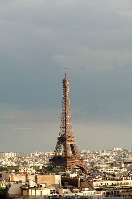 La Tour Eiffel et les toits de Paris
[Paris photographié depuis le toit de l'Arc de Triomphe]

Mots-clés: paris paysage_urbain tour_eiffel cadrage_vertical