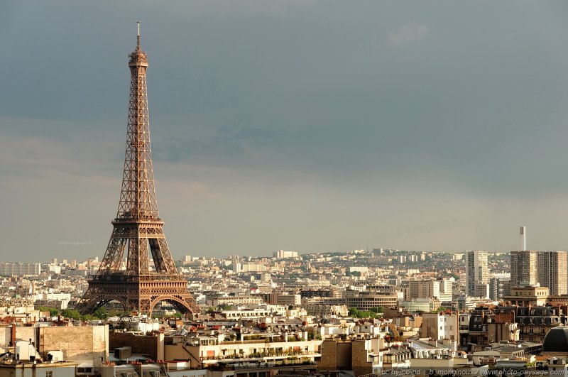 La Tour Eiffel vue depuis le toit de l'Arc de Triomphe
[Paris photographié depuis le toit de l'Arc de Triomphe]

Mots-clés: paris paysage_urbain tour_eiffel