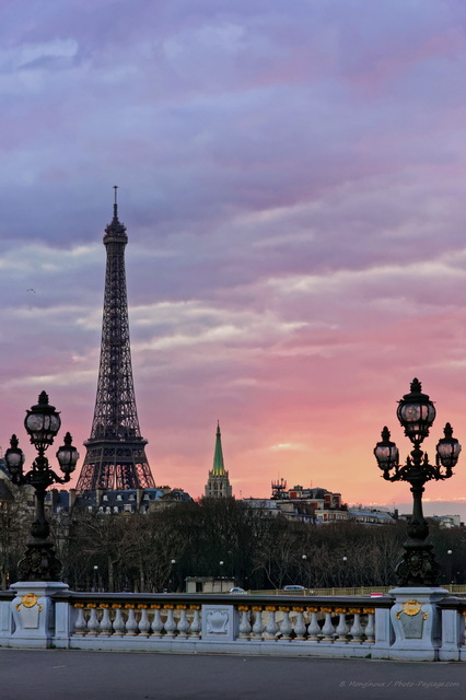 La Tour Eiffel vue en fin de journée depuis le pont Alexandre III
Paris, France
Mots-clés: tour_eiffel les_ponts_de_paris lampadaires crepuscule cadrage_vertical regle_des_tiers