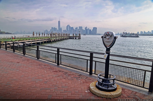 La baie de New York vue depuis Liberty Island
Baie de New York, USA
Mots-clés: new-york usa downtown-manhattan les_plus_belles_images_de_ville bateau regle_des_tiers