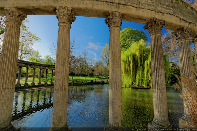 La colonnade
[Un jour de printemps au Parc Monceau]
Paris, France
Mots-clés: paris printemps saule_pleureur