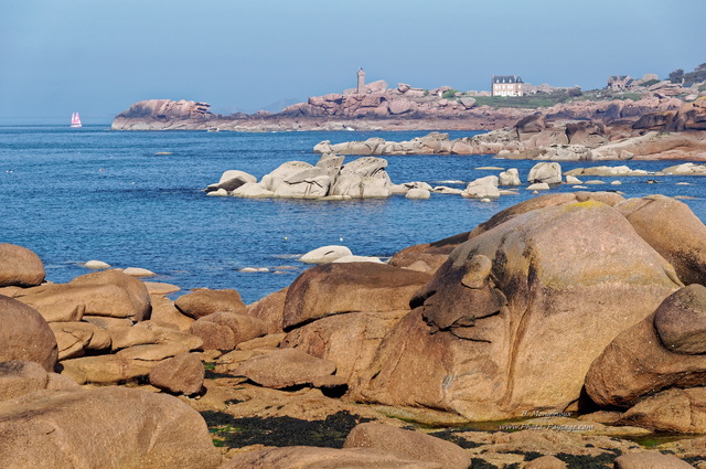 La côte de granit rose et le phare de Mean Ruz à  Ploumanac'h
Vus depuis la presqu'à®le Renote (Trégastel)
Côtes-d'Armor, Bretagne
Mots-clés: bretagne littoral mer manche phare rocher cotes-d-armor