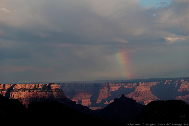 La lumière du soleil couchant dessinant un début d'arc en ciel au dessus de la rive sud du Grand Canyon
Parc National du Grand Canyon (North Rim), Arizona, USA
Mots-clés: grand-canyon north-rim arizona usa nature montagne categ_ete arc-en-ciel coucher_de_soleil