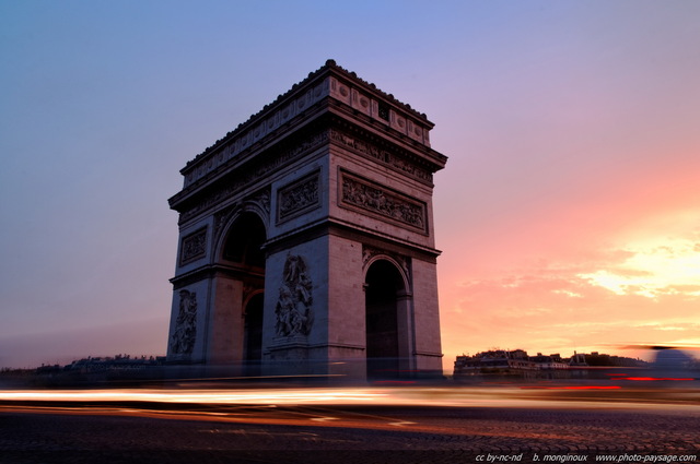 La place de l'Etoile et l'Arc de Triomphe
Trainées laissées par les phares des véhicules qui circulent au petit matin aux heures de pointe autour de la Place de l'Etoile (Place Charles de Gaulle).

Paris, France
Mots-clés: aube aurore paris rue monument arc-de-triomphe trainees_lumineuses