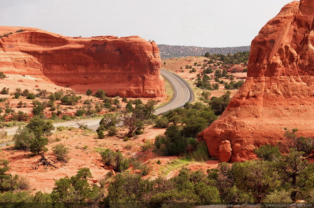 La route 191 vue depuis la Wilson Arch
Wilson Arch, Utah, USA
Mots-clés: utah moab usa routes_ouest_amerique falaise desert