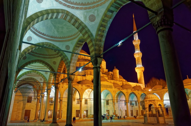 La cour de la Mosquée Bleue
Sur la droite au centre de la cour : la fontaine aux ablutions.
Istanbul, Turquie
Mots-clés: turquie sultanahmet mosquee mosquee_bleue monument istanbul_by_night minaret coursive