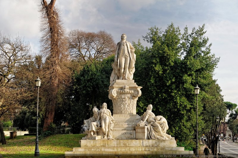La statue du poete Goethe par Gustav Eberlein
Villa Borghèse, Rome, Italie
Mots-clés: rome italie jardins_de_rome