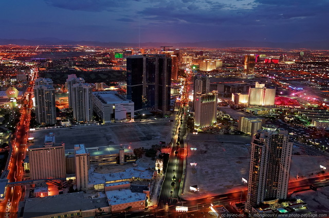 Las Vegas by night
Cette photographie, prise à la tombée de la nuit depuis le sommet de l'hôtel Stratosphere, le point de vue le plus haut de Las Vegas, permet de se faire une idée de la démesure de cette ville (et de sa banlieue), construites au beau milieu de nulle-part dans le désert du Nevada, et dont les lumières s'étendent à perte de vue...

Las Vegas, Nevada, USA
Mots-clés: las_vegas nevada usa desert