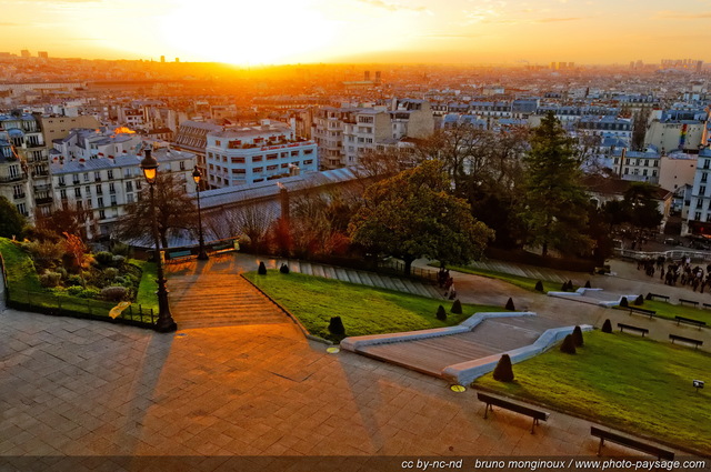 Le Square Louise Michel dans la lumière du lever de soleil
Montmartre, Paris, France
Mots-clés: les_plus_belles_images_de_ville paris montmartre grand-angle lever_de_soleil jardin_public_paris monument escalier lampadaires