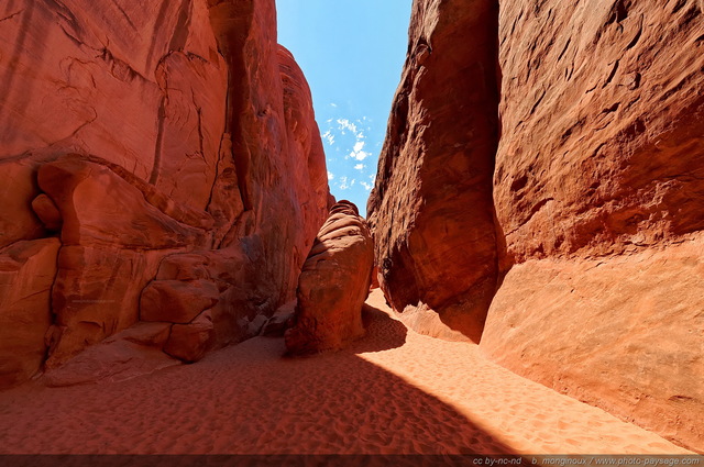 Le canyon sablonneux qui mène à  Sand Dune Arch
Arches National Park, Utah, USA
Mots-clés: USA etats-unis utah categ_ete desert sable falaise