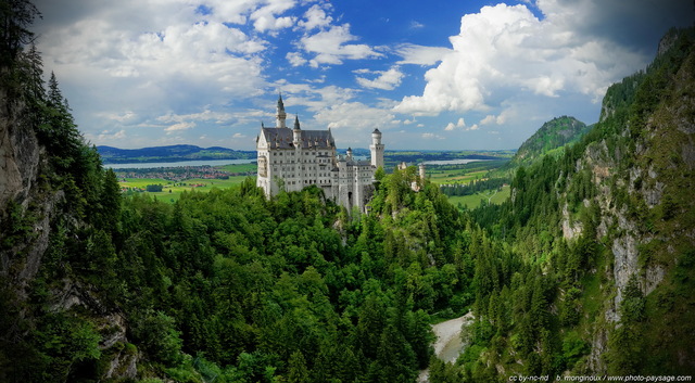 Le château de Neuschwanstein, vu depuis le Marienbrücke
(assemblage panoramique)
Schwangau, Bavière, Allemagne
Mots-clés: allemagne photo_panoramique baviere foret_alpes categ_ete chateau monument rempart