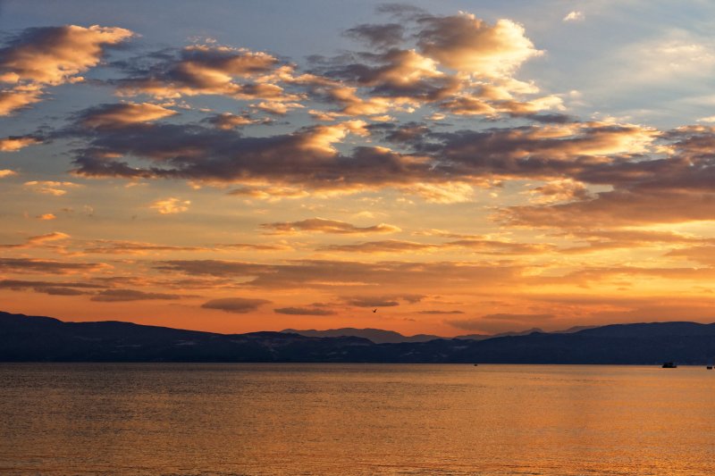 Le lac d'Ohrid au crépuscule
En arrière plan, la rive albanaise du lac d'Ohrid.
Ohrid, Macédoine
Mots-clés: Ohrid Macedoine categorielac crepuscule