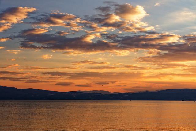 Le lac d'Ohrid au crépuscule
En arrière plan, la rive albanaise du lac d'Ohrid.
Ohrid, Macédoine
Mots-clés: Ohrid Macedoine categorielac crepuscule