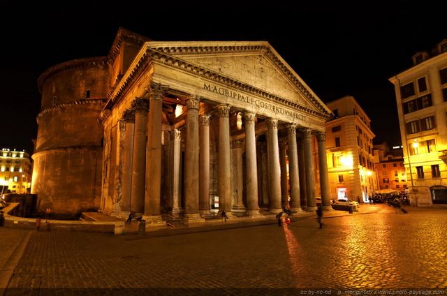 Le Panthéon de Rome photographié de nuit
Piazza della Rotonda, Rome, Italie
Mots-clés: rome italie monument pantheon rome_by_night